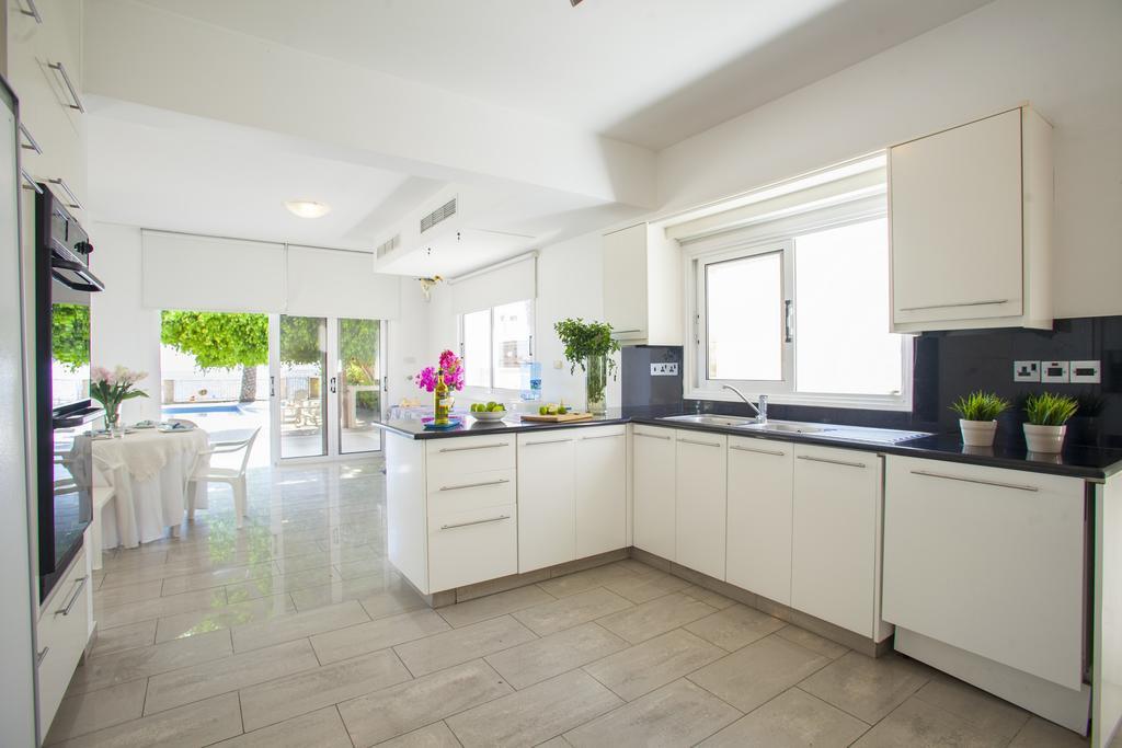 Meneou Beachfront Villa Sunset Bahçalar Oda fotoğraf